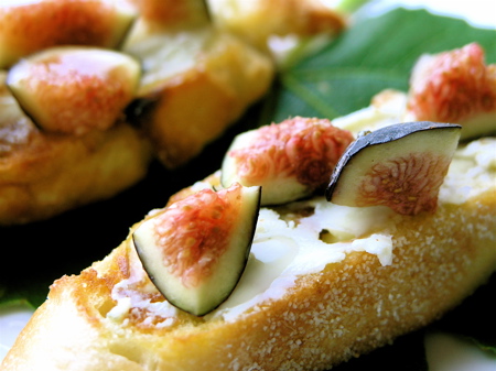 figcrostclose Fig & Gorgonzola Crostini with Honey Drizzle